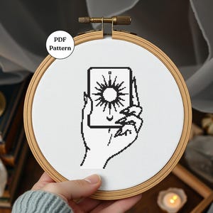 Modèle Broderie Point de Croix Sorcellerie Halloween | Carte Tarot Minimaliste | Blackwork Gothique Moderne Débutant | Design Witchy