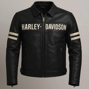 Peut inclure: Veste en cuir noire avec l'inscription blanche "HARLEY-DAVIDSON" sur la poitrine. La veste est dotée d'une fermeture éclair, d'un col et de deux bandes blanches sur chaque manche. Style motard classique.