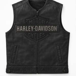 Peut inclure: Gilet en cuir noir avec fermeture éclair et deux poches avant. Le logo Harley-Davidson est affiché sur la poitrine. Le gilet a un design classique sans manches.