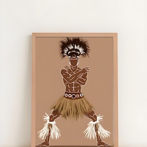 Puede incluir: Impresión enmarcada que presenta una ilustración estilizada de una figura con vestimenta tradicional. La figura es marrón y blanca, con un tocado, una falda de hierba y adornos en las piernas. El fondo es marrón.