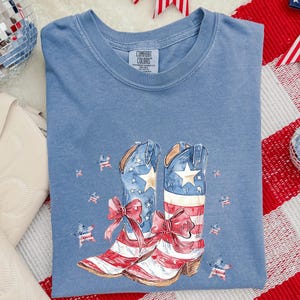 USA, nœud, bottes de cow-girl, chemise couleurs confort, t-shirt 4 juillet, t-shirt graphique occidental, chemise country, t-shirt bottes de cow-girl, nœud rose, chemise de cow-girl