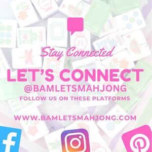以下が含まれることがあります： 緑とピンクのアクセントが付いた白い麻雀牌の俯瞰図。「Stay Connected」と「LET'S CONNECT」の文字はピンク色。Facebook、Instagram、Pinterestのソーシャルメディアアイコンが表示されています。