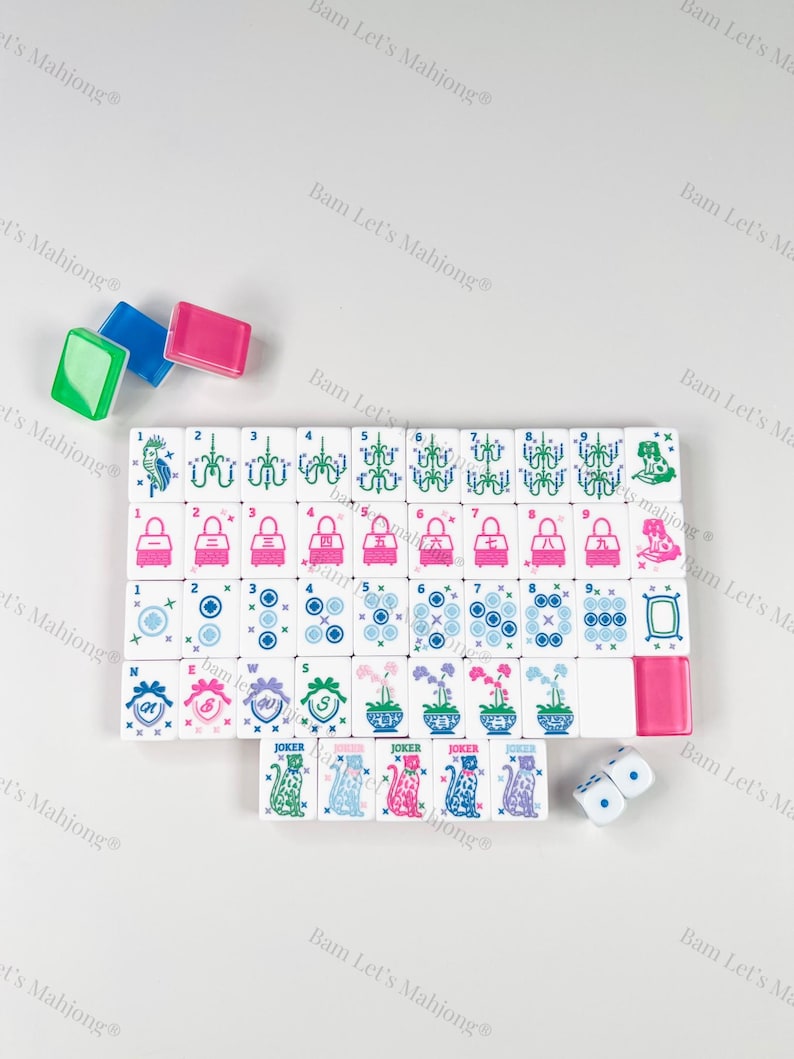 Peut inclure: Un jeu de Mahjong complet avec des tuiles blanches orn&eacute;es de motifs roses, bleus et verts. Comprend des d&eacute;s et des supports de tuiles color&eacute;s. Les tuiles affichent divers symboles et chiffres.