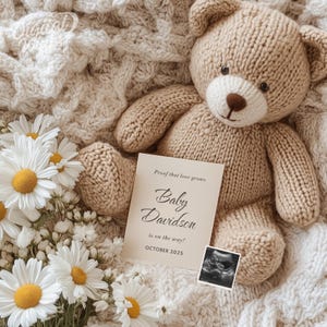 Faire-part de grossesse neutre avec fleurs de marguerite et bébé ours en peluche à poser à plat avec échographie Faire-part de grossesse numérique rustique