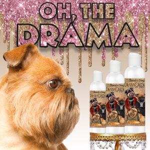Puede incluir: Tres botellas de champú para perros con un fondo de purpurina dorada. Las botellas están etiquetadas con "Blissful Dog Drama Queen Dog Shampoo". Las botellas están sobre un soporte dorado. El texto "Oh, the Drama" está escrito en letras de purpurina rosa y dorada en la parte superior de la imagen.