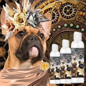 Puede incluir: Un Bulldog Francés con una corona de flores dorada y plateada y un broche dorado, con un fondo de un reloj y engranajes. Tres botellas de champú para perros están en primer plano, cada una con el texto "Blissful Dog Rich Bitch" y una imagen de un Bulldog Francés con una corona.