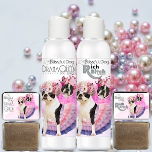Puede incluir: Dos botellas de champú para perros con un Boston Terrier con un tutú rosa y una corona de flores en la etiqueta. Las botellas están etiquetadas como "The Blissful Dog Drama Queen Dog Shampoo" y "The Blissful Dog Rich Bitch Dog Shampoo". Hay dos barras de jabón para perros etiquetadas como "The Blissful Dog Drama Queen Dog Soap" y "The Blissful Dog Rich Bitch Dog Soap".