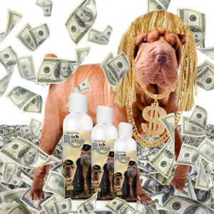 Puede incluir: Un perro Shar-Pei con una cadena de oro con un colgante de signo de dólar y una peluca rubia, rodeado de billetes de dólar. Tres botellas de champú para perros están en primer plano, cada una con el texto "Boss & Dog Rich Bitch" en la etiqueta.