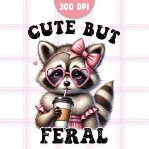 Op de afbeelding: Schattig maar wild grafisch ontwerp met een cartoonwasbeer die een roze hartvormige zonnebril en een roze strik draagt, een kopje koffie met een rietje vasthoudt. De wasbeer draagt een roze jurk met een ruche. De tekst "Cute but Feral" staat in zwarte letters met een verweerde look.