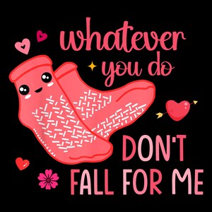 Puede incluir: Calcetines rosas con una cara linda y el texto "haga lo que haga no se enamore de mí" con un corazón rosa y una flecha.