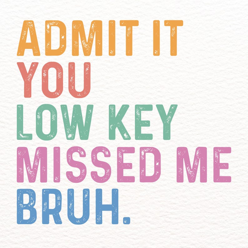 K&ouml;nnte beinhalten: Wei&szlig;er Hintergrund mit dem Text "ADMIT IT YOU LOW KEY MISSED ME BRUH." Der Text ist in einer Used-Schriftart und in verschiedenen Farben: Orange, Rot, Gr&uuml;n, Pink und Blau. Das Bild hat ein strukturiertes Aussehen.
