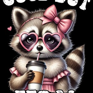Op de afbeelding: Een schattige cartoon-wasbeer met een roze hartvormige zonnebril en een roze strik, die een kopje koffie vasthoudt met een rietje. De wasbeer draagt een roze jurk met ruches. De tekst "Cute But Feral" staat boven de wasbeer.