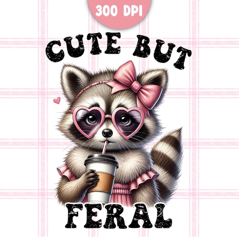 Op de afbeelding: Schattig maar wild grafisch ontwerp met een cartoonwasbeer die een roze hartvormige zonnebril en een roze strik draagt, een kopje koffie met een rietje vasthoudt. De wasbeer draagt een roze jurk met een ruche. De tekst "Cute but Feral" staat in zwarte letters met een verweerde look.