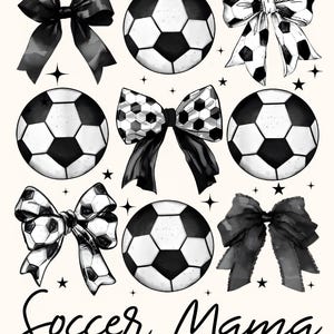 Puede incluir: Ilustraci&oacute;n en blanco y negro de balones de f&uacute;tbol y lazos con el texto "Soccer Mama" en la parte inferior.