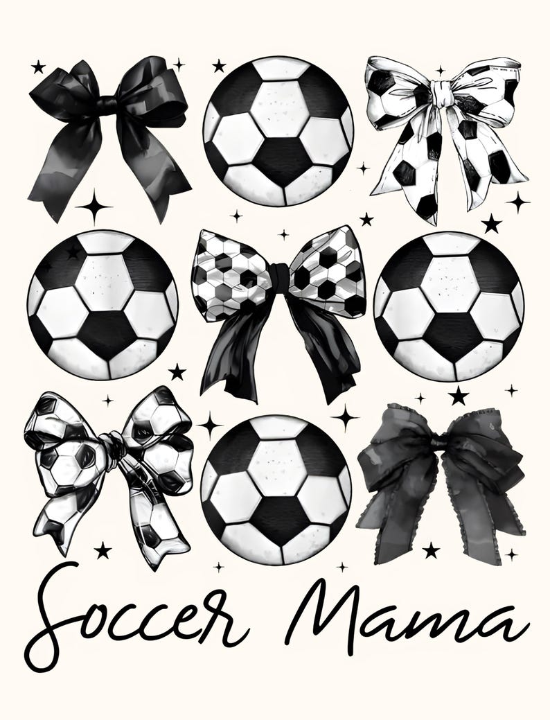 Puede incluir: Ilustraci&oacute;n en blanco y negro de balones de f&uacute;tbol y lazos con el texto "Soccer Mama" en la parte inferior.