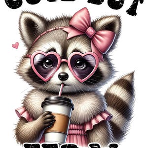Op de afbeelding: Schattig maar wild grafisch ontwerp met een cartoonwasbeer die een roze hartvormige zonnebril, een roze strik en een roze jurk draagt. De wasbeer houdt een kopje koffie vast en drinkt door een rietje. De tekst "Cute but Feral" staat in het zwart boven de wasbeer.