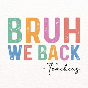 K&ouml;nnte beinhalten: Grafikdesign mit den Worten "BRUH WE BACK" in farbigen, strukturierten Buchstaben. Darunter steht in einer Schreibschrift "- Teachers". Der Hintergrund ist eine strukturierte, cremefarbene Farbe.