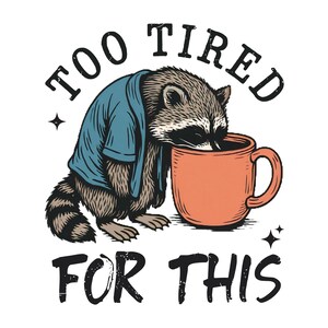 Op de afbeelding: Illustratie van een wasbeer in een blauw shirt, leunend over een oranje mok. De tekst "TOO TIRED FOR THIS" staat boven en onder de wasbeer. De afbeelding heeft een vintage, handgetekende stijl.