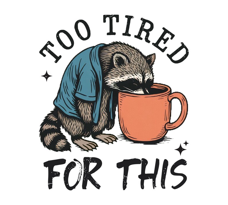 Op de afbeelding: Illustratie van een wasbeer in een blauw shirt, leunend over een oranje mok. De tekst "TOO TIRED FOR THIS" staat boven en onder de wasbeer. De afbeelding heeft een vintage, handgetekende stijl.
