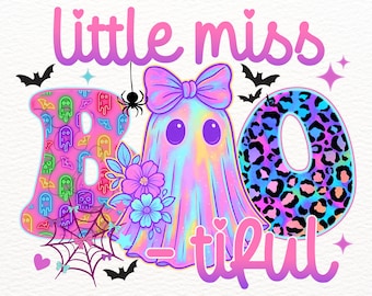 Könnte beinhalten: Ein farbenfrohes Halloween-Design mit den Worten "little miss BOO-tiful". Das "B" ist mit Geistermustern verziert, der Geist hat eine Schleife und Blumen, und das "O" hat einen Leopardenmuster. Fledermäuse, eine Spinne und ein Spinnennetz sind ebenfalls enthalten.