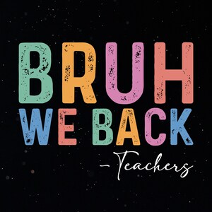 K&ouml;nnte beinhalten: Auf schwarzem Hintergrund steht in gro&szlig;en, farbenfrohen, verwitterten Buchstaben &bdquo;BRUH WE BACK&ldquo;. Darunter steht in Schreibschrift &bdquo;- Teachers&ldquo;. Die Buchstaben sind in Blau-, Gr&uuml;n-, Orange-, Rosa- und Pfirsicht&ouml;nen gehalten.