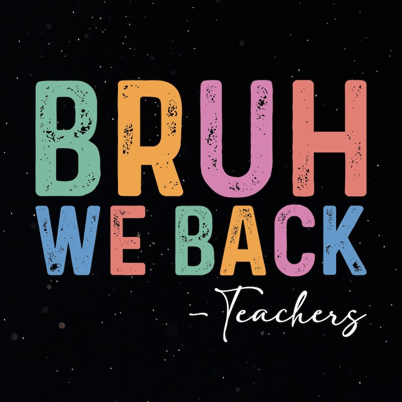 K&ouml;nnte beinhalten: Auf schwarzem Hintergrund steht in gro&szlig;en, farbenfrohen, verwitterten Buchstaben &bdquo;BRUH WE BACK&ldquo;. Darunter steht in Schreibschrift &bdquo;- Teachers&ldquo;. Die Buchstaben sind in Blau-, Gr&uuml;n-, Orange-, Rosa- und Pfirsicht&ouml;nen gehalten.