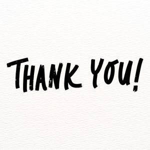 Op de afbeelding: Zwarte handgeschreven tekst op een witte achtergrond: "Thank You!". De tekst is vetgedrukt, in een penseelstijl en licht gestructureerd. Het uitroepteken benadrukt de boodschap.