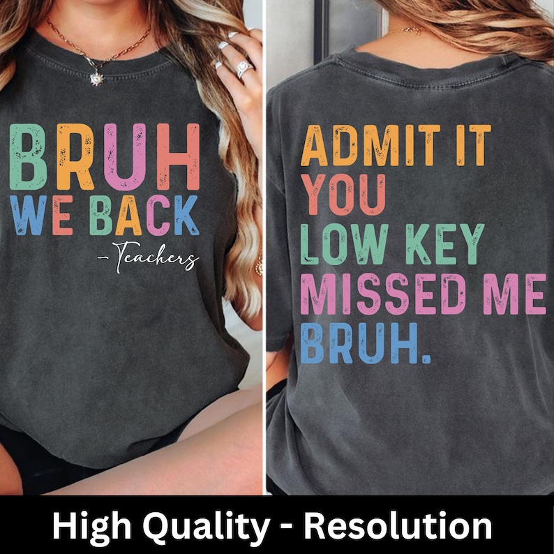K&ouml;nnte beinhalten: Dunkelgraues T-Shirt mit farbenfrohem Text. Auf der Vorderseite steht "BRUH WE BACK - Teachers." Auf der R&uuml;ckseite steht "ADMIT IT YOU LOW KEY MISSED ME BRUH." Der Text ist in Orange, Pink, Blau und Gr&uuml;n.