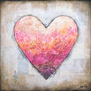 Puede incluir: Un corazón texturizado, rosa, naranja y morado pintado sobre un fondo de papel viejo y descolorido con la palabra "Love" escrita en cursiva en la parte inferior.