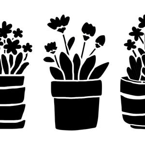 Puede incluir: Tres ilustraciones en blanco y negro de plantas en macetas. Cada maceta tiene un diseño diferente, con las plantas que presentan varias formas de flores y hojas. La imagen es una representación gráfica simple de arreglos florales.