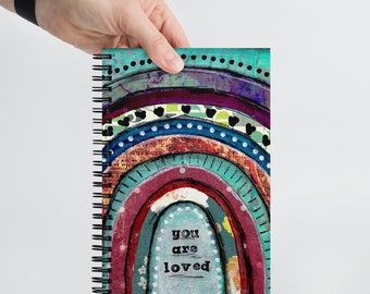 You are Loved Regenbogen Spiral Notizbuch mit gepunkteten Seiten, Shawn Petite, Mixed Media, Kunst, Art Journaling, Schreiben, Junk Journaling