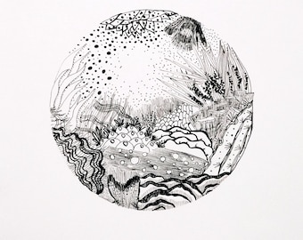 Puede incluir: Un detallado dibujo a pluma en blanco y negro de una escena de paisaje dentro de un círculo. La obra de arte presenta varias texturas, incluyendo puntos, líneas y patrones, que representan elementos de la naturaleza como plantas, rocas y agua. El estilo es ilustrativo.