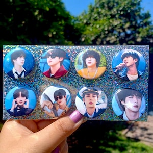Jin BTS Abzeichen Metall Pin 1,25 Zoll Knopf Benutzerdefinierte KPOP Musik Junge Gruppe Geschenk Tour Konzert glänzend und Regenbogen holographisch