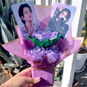 BTS Custom Eternal Flower Bouquet 11-Zoll-Geschenk Bangtan Music Bias für immer Foto Rose Valentinstag Jahrestag Geschenke Ramos Geburtstage