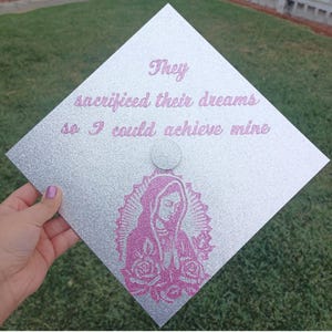 Adorno para birrete de graduación de Nuestra Señora de Guadalupe, cartulina con purpurina de la Virgen María, clase de 2025, birrete religioso hecho a mano de la Virgen María de 2026
