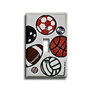 Puede incluir: Tapa de interruptor de luz blanca con un diseño colorido de varios balones deportivos, incluyendo un balón de fútbol, un balón de baloncesto, un balón de béisbol, un balón de rugby y un balón de voleibol.