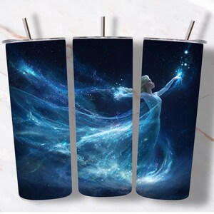 Puede incluir: Tres vasos de acero inoxidable con un dise&ntilde;o celestial. El dise&ntilde;o presenta a una mujer con un vestido azul fluido, nebulosas azules y moradas arremolinadas y un cielo estrellado. Cada vaso tiene una tapa plateada y una pajita plateada.
