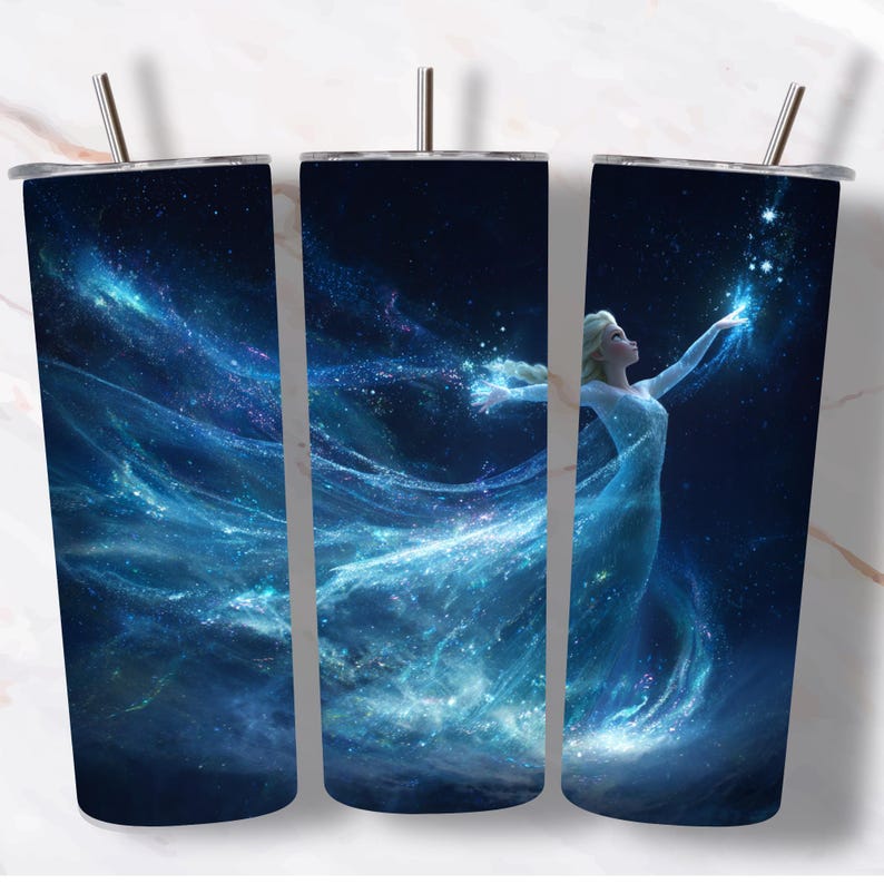 Puede incluir: Tres vasos de acero inoxidable con un dise&ntilde;o celestial. El dise&ntilde;o presenta a una mujer con un vestido azul fluido, nebulosas azules y moradas arremolinadas y un cielo estrellado. Cada vaso tiene una tapa plateada y una pajita plateada.