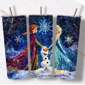 Pu&ograve; includere: Tre bicchieri in acciaio inossidabile con un design a mosaico che presenta i personaggi Elsa, Anna e Olaf del film Frozen. Lo sfondo &egrave; blu scuro con fiocchi di neve e un cielo azzurro.