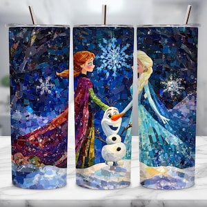 Pu&ograve; includere: Tre bicchieri in acciaio inossidabile con un design a mosaico che presenta i personaggi Elsa, Anna e Olaf del film Frozen. Lo sfondo &egrave; una scena invernale blu e bianca.