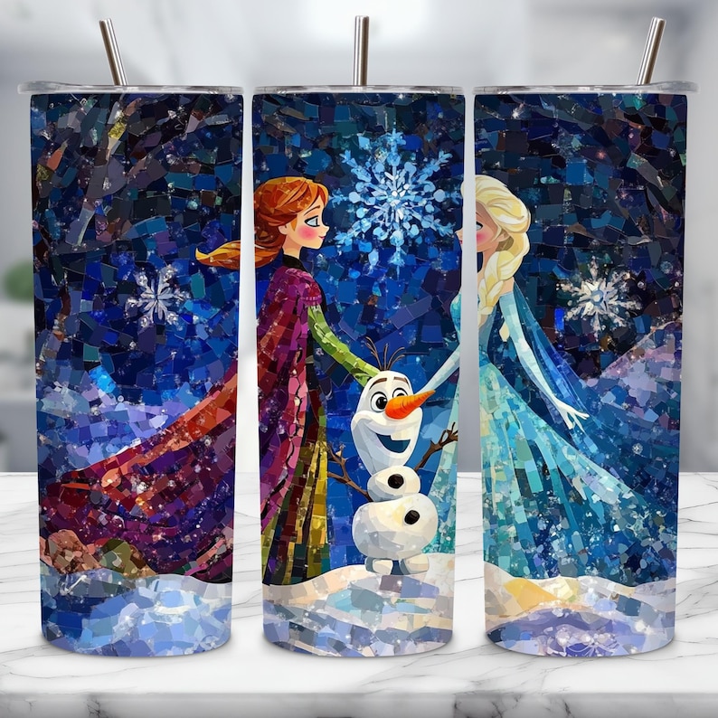 Pu&ograve; includere: Tre bicchieri in acciaio inossidabile con un design a mosaico che presenta i personaggi Elsa, Anna e Olaf del film Frozen. Lo sfondo &egrave; una scena invernale blu e bianca.
