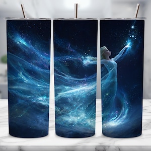 Puede incluir: Un vaso de acero inoxidable con pajita, con un dise&ntilde;o de una mujer con un vestido azul fluido, sobre un fondo de una galaxia azul y blanca arremolinada. El dise&ntilde;o envuelve todo el vaso.