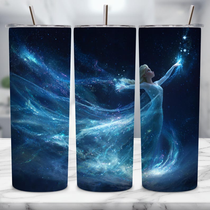 Puede incluir: Un vaso de acero inoxidable con pajita, con un dise&ntilde;o de una mujer con un vestido azul fluido, sobre un fondo de una galaxia azul y blanca arremolinada. El dise&ntilde;o envuelve todo el vaso.