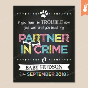 DRUCKBAR | Partner in Crime Schwangerschaft offenbaren Ankündigung Zeichen Poster Kreidetafel Baby Fußabdrücke Haustier Pfotenabdruck Knochen | 8x10 11x14 | Individuell