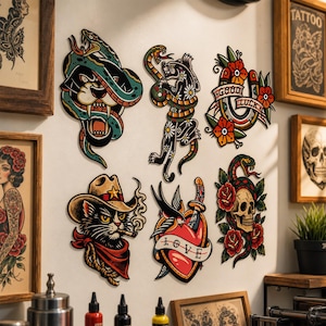Könnte beinhalten: Ein Set aus sechs farbenfrohen Wandaufklebern im Tattoo-Stil mit einer Schlange um einen Pantherkopf, einem Panther mit Blumen, einem Hufeisen mit GOOD LUCK, einer Katze mit Cowboyhut, einem Herz mit Dolch und LOVE sowie einem Totenkopf.