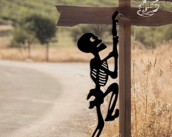 Placa de metal personalizada de esqueleto para o Halloween, decoração de esqueleto escalando, presente de humor assustador, arte de parede divertida e engraçada, enfeite de metal resistente para o Halloween.