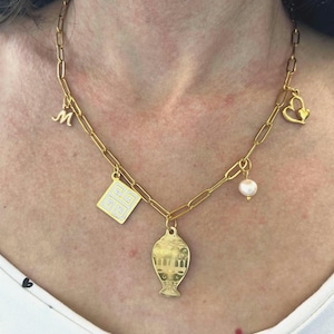 Collar griego personalizado: joya de oro con dije personalizado con letra inicial, meandro, perla y ánfora. Un regalo delicado para ella.