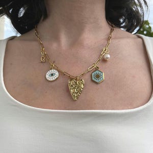 Collar con dije personalizado: crea el tuyo con el zodiaco, el mal de ojo, una perla, un corazón y tus iniciales. Regalo para ella: cadena de clip dorada.