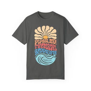 Piper, No! Camiseta de budismo tsunami, camiseta unissex tingida com estampa de lótus branco, camiseta de fã de Parker Posey, presente de programa de TV,