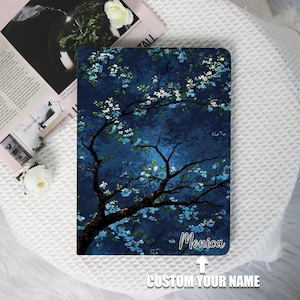 Può includere: Un design floreale blu e bianco su uno sfondo blu scuro. Il nome "Monica" è scritto in bianco nella parte inferiore del design. Il testo "CUSTOM YOUR NAME" è scritto in bianco sotto il design.